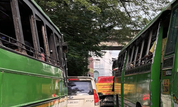 സ്ത്രീകൾക്ക് കെഎസ്ആർടിസിയിൽ സൗജന്യയാത്ര; വിമർശനവുമായി സ്വകാര്യബസ് ഉടമകൾ