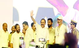അലയടിച്ച്‌ ജനസാഗരം; വി.ഡി.എസ്‌. തുടങ്ങി