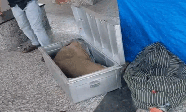 സ്റ്റേഷനിലെത്തിയ ട്രെയിൻ ശുചീകരണത്തിടെ ബർത്തിന് താഴെ  തലയില്ലാത്ത യുവതിയുടെ മൃതദേഹം
