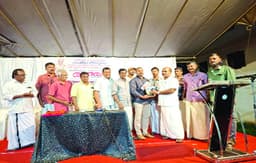 മുക്കടക്കാട്ട്‌ രാജേന്ദ്രനാഥിന്‌ അരിയല്ലൂര്‍ പൗരാവലി ആദരവ്‌ നല്‍കി