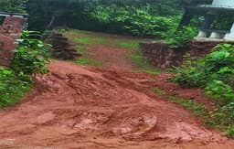 മണ്ണിറങ്ങി റോഡ്‌ തകര്‍ന്നു