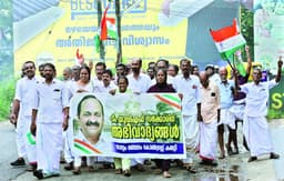 ടീം യു.ഡി.എഫ്‌ സര്‍ക്കാരിന്‌ അഭിവാദ്യം അര്‍പ്പിച്ച്‌ ആഹ്‌ളാദപ്രകടനം നടത്തി