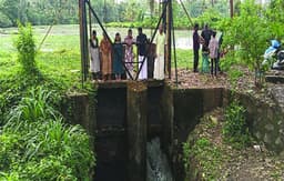 പൊറുത്തുച്ചിറയിലേക്ക്‌ മലിനജലം ഒഴുകിയെത്തുന്നതായി പരാതി