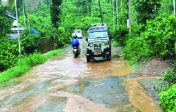 നെടുമ്പാല-പള്ളിക്കവല റോഡ്‌ പണി നിലച്ചു; ദുഷ്‌ക്കരമായി വാഹന യാത്ര