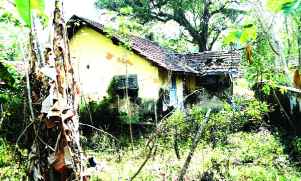 ആഭ്യന്തരമന്ത്രിയുടെ നാട്ടിലെ 
തകര്‍ന്ന പോലീസ്‌ 
ക്വാര്‍ട്ടേഴ്‌സുകള്‍ക്ക്‌ 
പുതുജീവന്‍ ലഭിക്കുമോ..?