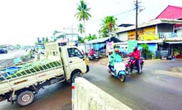 ദേശീയപാതയിലെ ഗതാഗതം വഴിതിരിച്ചുവിട്ടു; 
പ്രധാന ജങ്‌ഷനുകളില്‍ അപകടം പതിവ്‌