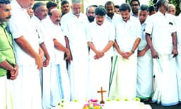 ഉമ്മന്‍ചാണ്ടിയുടെ കല്ലറയിലെത്തി 
പ്രാര്‍ഥിച്ച്‌ മന്ത്രി ടി. സിദ്ദിഖ്‌