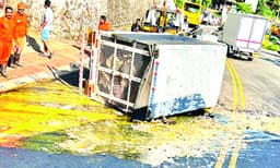 മുട്ടയുമായി വന്ന 
പിക്ക്‌ അപ്പ്‌ വാനും 
സ്‌കൂള്‍ ബസും കൂട്ടിയിടിച്ചു