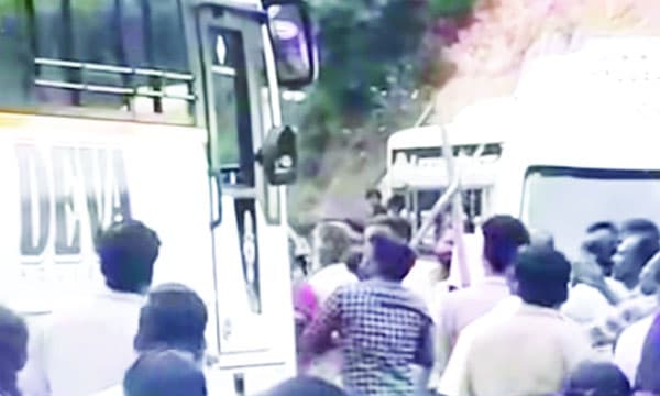 സഞ്ചാരികള്‍ സുരക്ഷിതരോ? തെക്കിന്‍ കശ്മീരായ മൂന്നാറില്‍ നടക്കുന്നത് എന്താണ്? ; വഴിയരികില്‍ മൂത്രമൊഴിച്ചതിന് ഒരു ട്രാവലര്‍ അടിച്ചുതകര്‍ത്തു...! 