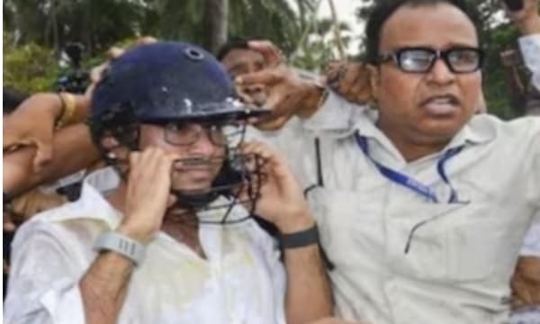 അഭിഷേക് കൊല്ലപ്പെടാതിരുന്നത് ആരോ ഹെൽമറ്റ് ധരിപ്പിച്ചതുകൊണ്ട്; മമതാ ബാനർജി