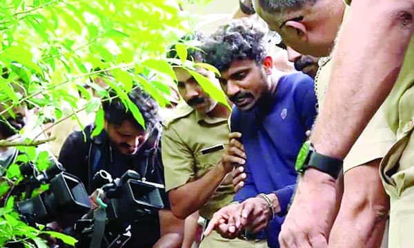 കുഞ്ഞിന്റെ ഇരുകൈകളും ഒടിഞ്ഞ് പ്ലാസ്റ്ററിട്ടിരുന്നു ; കാല്‍പ്പാദങ്ങളിലും കൈകളിലും മുതുകിലുമൊക്കെ ലൈറ്റര്‍ ഉപയോഗിച്ച് പൊള്ളിച്ച പാടുകള്‍
