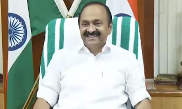 വിദേശരാജ്യങ്ങളിലുള്ളവര്‍ വിദ്യാഭ്യാസത്തന് കേരളത്തെ തേടിയെത്തും ; പ്രവേശനോത്സവത്തില്‍ മുഖ്യമന്ത്രി
