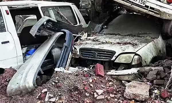 കേടായി വഴിയരികില്‍ കിടന്ന കാര്‍ ഉടമയറിയാതെ അജ്ഞാതന്‍ ആക്രിക്കടക്കാര്‍ക്ക് വിറ്റു ; ജെസിബിയും ലോറിയുമായി പൊളിക്കാന്‍ വന്നപ്പോള്‍ കുടുങ്ങി 