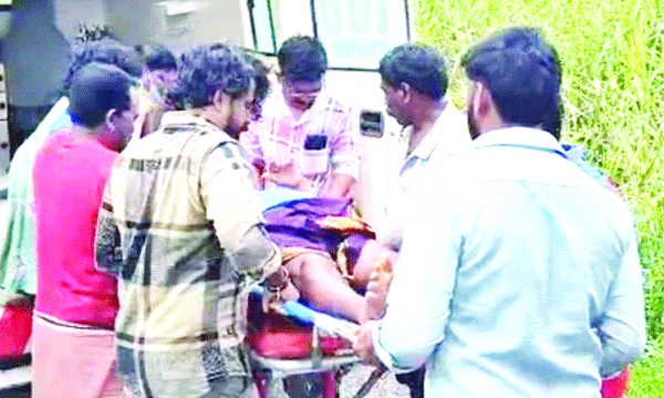 വീട്ടിലേക്ക് നടപ്പാത മാത്രം ; മാര്‍ഗ്ഗതടസ്സമായി ഒരു പോസ്റ്റും ; രോഗിയെ ആംബുലന്‍സില്‍ എത്തിക്കാന്‍ നാട്ടുകാര്‍ കയ്യിലെടുത്ത് നടന്നത് 500 മീറ്റര്‍