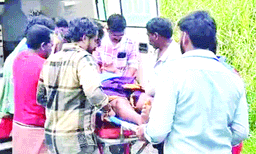 വീട്ടിലേക്ക് നടപ്പാത മാത്രം ; മാര്‍ഗ്ഗതടസ്സമായി ഒരു പോസ്റ്റും ; രോഗിയെ ആംബുലന്‍സില്‍ എത്തിക്കാന്‍ നാട്ടുകാര്‍ കയ്യിലെടുത്ത് നടന്നത് 500 മീറ്റര്‍