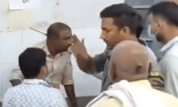 തലയ്ക്ക് പിന്നില്‍ തറച്ച അമ്പുമായി പോലീസ് ഉദ്യോഗസ്ഥന്‍ ആശുപത്രിയില്‍: ബീഹാറില്‍ നിന്നുള്ള ഞെട്ടിക്കുന്ന ദൃശ്യങ്ങള്‍ പുറത്ത് 
