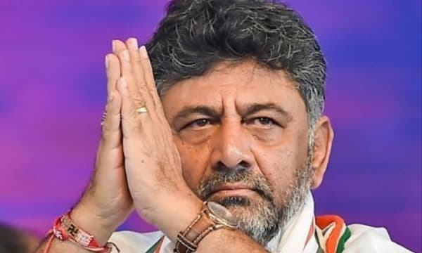 മെട്രോ യാത്രയ്ക്ക് പിന്നാലെ ആപ്പിൾ ഏറും വൈറൽ; ജനകീയനാവാൻ ഡികെ ശിവകുമാർ