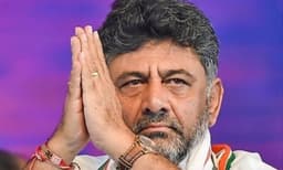 മെട്രോ യാത്രയ്ക്ക് പിന്നാലെ ആപ്പിൾ ഏറും വൈറൽ; ജനകീയനാവാൻ ഡികെ ശിവകുമാർ