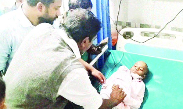 തുമ്പിക്കൈയില്‍ ആന ചുഴറ്റി എറിഞ്ഞു, രക്ഷന്‍ ചെന്നുവീണത് പുല്ലില്‍ ; സ്കൂള്‍ബസ് കയറാന്‍ പിന്നാലെ എത്തിയ രക്ഷിണ കണ്ടത് നെഞ്ചുലയ്ക്കുന്ന കാഴ്ച 