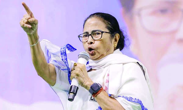 മമത ബാനര്‍ജിയും സ്വന്തം എംപിമാരും നേര്‍ക്കുനേര്‍: തൃണമൂലിലെ ആഭ്യന്തര യുദ്ധം പാര്‍ലമെന്റിലേക്ക്!