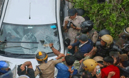 ഇ ഡി ഉദ്യോഗസ്ഥരെ ആക്രമിച്ച കേസ്; അഞ്ച് പ്രതികളെ പോലീസ് കസ്റ്റഡിയിൽ വിട്ടു