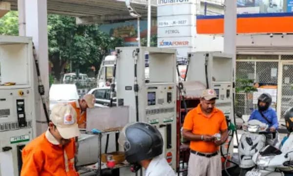 വൻകിടക്കാർക്ക് പമ്പുകളിൽ നിന്ന് ഇന്ധനമില്ല; ക്ഷാമവും കരിഞ്ചത്തയും തടയാൻ കേന്ദ്ര സർക്കാർ