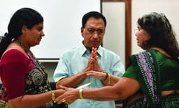 മുണ്ടത്തിക്കോട്‌ വെടിക്കെട്ട്‌ ദുരന്തം: കുടുംബങ്ങള്‍ക്കുള്ള 
സാമ്പത്തിക സഹായം കല്യാണ്‍ കൈമാറി