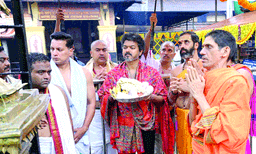 മൂകാംബിക ദേവിക്ക് വഴിപാടായി വെള്ളിവാള്‍ ; എം.ജി.ആറിനും ജയലളിതയ്ക്കും പിന്നാലെ പതിവ് തെറ്റിക്കാതെ വിജയ്‌യും