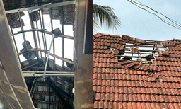 


വിമാനം താഴ്ന്നു പറന്നു: നെടുമ്പാശ്ശേരിയില്‍ വീടിന്റെ മേല്‍ക്കൂര തകര്‍ന്ന് വീട്ടുടമസ്ഥന് പരിക്ക് 




