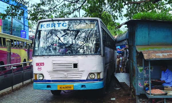 കെഎസ്ആര്‍ടിസി 'പ്രിയദര്‍ശിനി' സൗജന്യ യാത്രാ പദ്ധതി: വനിതാ യാത്രക്കാര്‍ അറിയേണ്ട പ്രധാന നിര്‍ദ്ദേശങ്ങള്‍ ഇവയാണ്