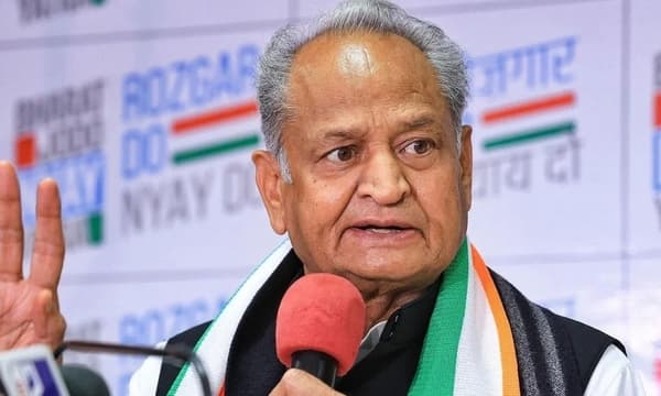 “ഇന്ദിരാഗാന്ധി ജീവിച്ചിരിപ്പുണ്ടെങ്കിൽ ബിജെപിയെ നിരോധിച്ചേനെ": ഗെലോട്ടിന്റെ പ്രസ്താവന വിവാദത്തിൽ