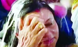 മന്ത്രിയുടെ തലയില്‍ പായസം വീണു