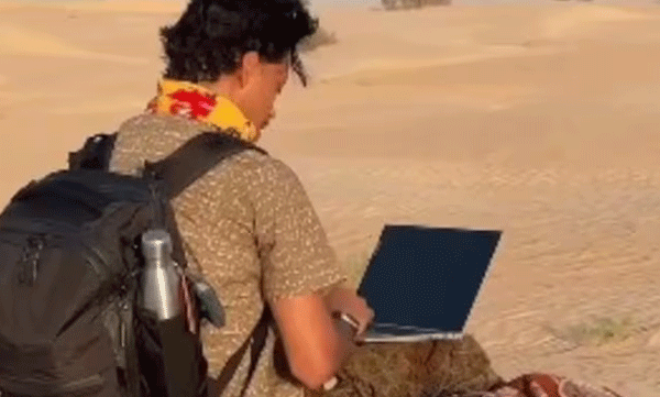 എങ്ങനെയുണ്ട് വെറൈറ്റിയല്ലേ: സഹാറ മരുഭൂമിയില്‍ ഒട്ടകപ്പുറത്തിരുന്ന് ലാപ്‌ടോപ്പില്‍ ജോലി ചെയ്യുന്ന യുവാവ്, പൊട്ടിച്ചിരിച്ച് നെറ്റീസണ്‍സ്
