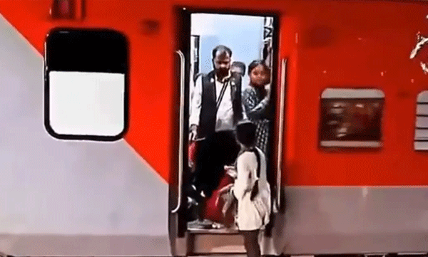 ടിക്കറ്റില്ലാതെ യാത്ര, കനത്ത മഴയില്‍ യുവതിയെ ട്രെയിനില്‍ നിന്ന് ഇറക്കിവിട്ട് ടിടിഇ: അനുകൂലിച്ചും പ്രതികൂലിച്ചും സോഷ്യല്‍ മീഡിയ
