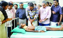 ചിന്നക്കനാലിലെ കാട്ടാന ആക്രമണം: പരുക്കേറ്റ കുട്ടിയെ മന്ത്രി ഷിബു ബേബി ജോണ്‍ സന്ദര്‍ശിച്ചു