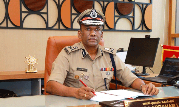 റേഷന്‍ വിതരണത്തില്‍ വ്യാപക ക്രമക്കേട്; 'ഓപ്പറേഷന്‍ ഭക്ഷ്യ സുരക്ഷ'യുമായി വിജിലന്‍സ്; ഉദ്യോഗസ്ഥരും ലൈസന്‍സികളും വലയില്‍; വെല്‍ഡണ്‍ മനോജ് എബ്രഹാം... ഇതാകണം കേരളത്തിന്റെ അഴിമതി വിരുദ്ധ സേന