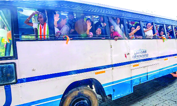 പ്രിയദര്‍ശിനി ഹിറ്റായി...60 ശതമാനം സ്ത്രീ യാത്രക്കാരും പോയി ; കെ.എസ്.ആര്‍.ടി.സി.യും ഓടുന്ന റൂട്ടുകളില്‍ വരുമാനം പാളി സ്വകാര്യ ബസുകള്‍