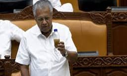 സമരക്കാര്‍ക്കെതിരേ മലിനജലപീരങ്കി; വെള്ളക്കുപ്പിയുമായി പിണറായി സഭയില്‍