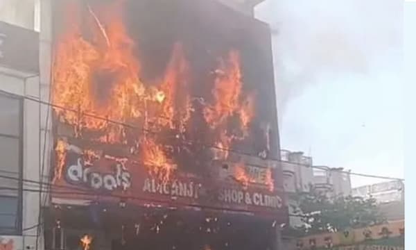 "എന്റെ മോന്റെ അടുത്തേക്ക് എന്നെ ഒന്നു വിടൂ"..ലഖ്നൗവിലെ ആ അമ്മയുടെ കരച്ചിൽ ഹൃദയഭേദകം