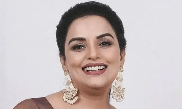സംഘിയുമല്ല കമ്മിയുമല്ല, ആരുടേയും പാവയാകാനുമില്ല; രാജിവെച്ചതില് നിലപാട് വ്യക്തമാക്കി ശ്വേത മേനോന്