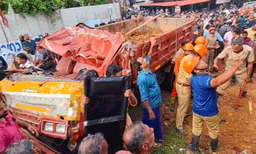 മണ്ണിനിടയില്‍ കുട്ടിയുടെ കാല്‍വിരല്‍, മാന്തി പുറത്തെടുത്തത് സ്വന്തം മകനെ തന്നെ ; ടിപ്പര്‍ ലോറി നേരെ വരുന്നത് കണ്ട് യുവതി കുട്ടികളെ വലിച്ചുമാറ്റി രക്ഷിച്ചു