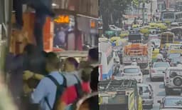 മെട്രോ പണിമുടക്കി; ലോറിയിലും ഗുഡ്സ് വണ്ടികളിലും തൂങ്ങി ഐടി ജീവനക്കാർ! ബംഗളൂരുവിൽ ശ്വാസം‌മുട്ടിക്കുന്ന ട്രാഫിക്