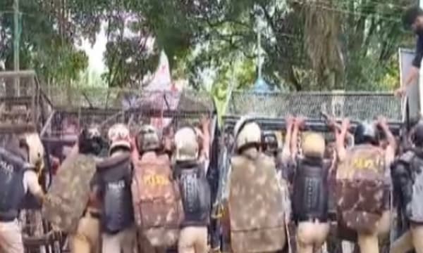 എസ്‌എഫ്‌ഐ മാർച്ചിനിടെ ബാരിക്കേഡിൽ കുടുങ്ങി പൊലീസുകാരന്റെ കൈവിരൽ അറ്റു