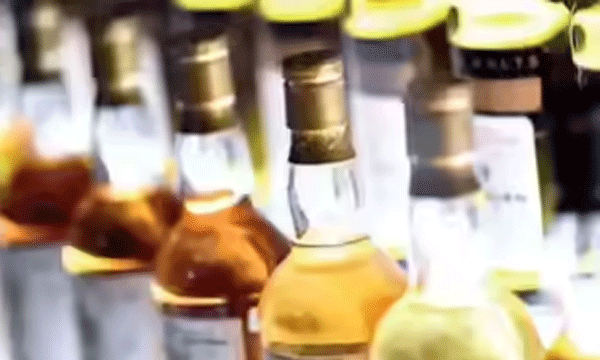സ്‌കൂളില്‍ വിദ്യാര്‍ത്ഥികള്‍ മദ്യപിച്ചെത്തുന്നു ; ഒരു കുട്ടിയുടെ ബാഗ് പരിശോധിച്ചപ്പോള്‍ വാട്ടര്‍ബോട്ടിലില്‍ വാറ്റുചാരായം ; രണ്ടാനച്ഛനെ തിരഞ്ഞ് പോലീസ്