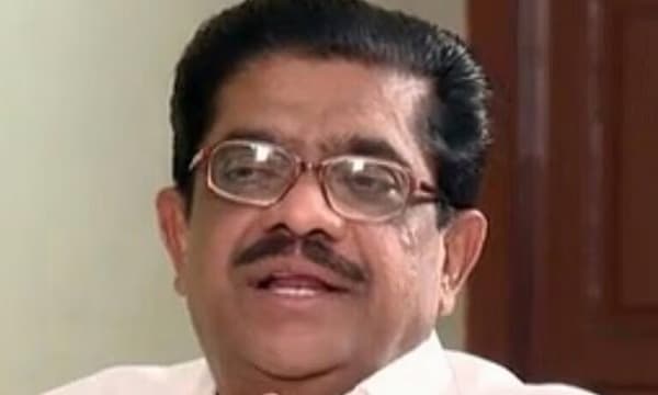 മുഖ്യനെ തല്ലിയും ചെന്നിത്തലയെ തലോടിയും സുധീരൻ; വിവാദ നികുതിയിളവ് പിൻവലിക്കണമെന്ന് ആവശ്യം