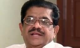 മുഖ്യനെ തല്ലിയും ചെന്നിത്തലയെ തലോടിയും സുധീരൻ; വിവാദ നികുതിയിളവ് പിൻവലിക്കണമെന്ന് ആവശ്യം