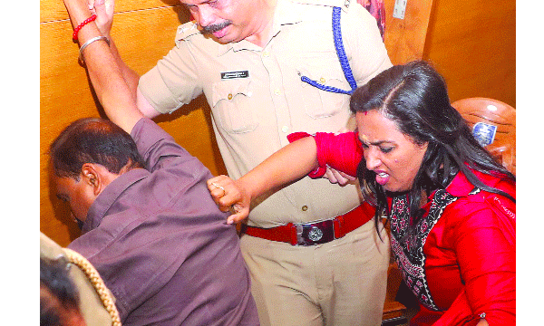 തിരുവനന്തപുരത്തെ സിപിഎം - ബിജെപി സംഘര്‍ഷം ; വി.വി. രാജേഷിനും ശിവന്‍കുട്ടിക്കുമെതിരേ കേസ്