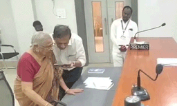 മരിക്കുമ്പോൾ 'ഇന്ത്യക്കാരി' എന്ന് കേൾക്കണം! അമേരിക്കൻ സുഖങ്ങൾ മതിയാക്കി 94-ാം വയസ്സിൽ നാട്ടിലേക്ക് വണ്ടികയറി ഒരു മുത്തശ്ശി