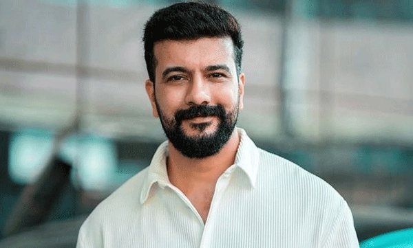   ' ശ്വേത മേനോനും അന്‍സിബയോടും നേരിട്ട് സംസാരിച്ചു, രാജിവെച്ചവരെ തിരികെ ' അമ്മ' യിലേക്ക് കൊണ്ടുവരും' ; രമേശ് പിഷാരടി 

