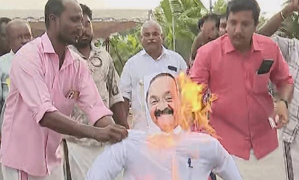 മൂലം വള്ളംകളി വിവാദം; ചമ്പക്കുളത്ത് മുഖ്യമന്ത്രിയുടെ കോലം കത്തിച്ചു